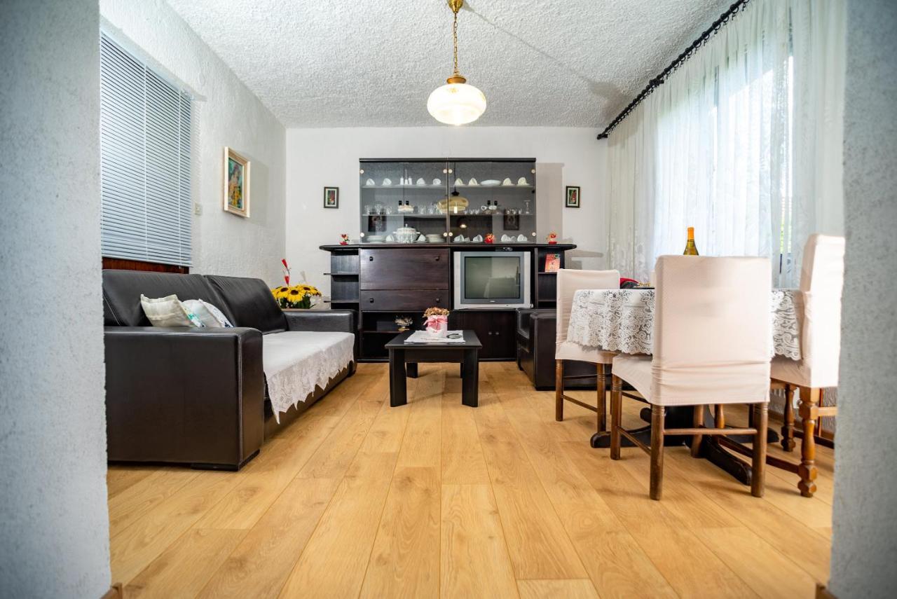 Apartments Fuma Оточац Экстерьер фото